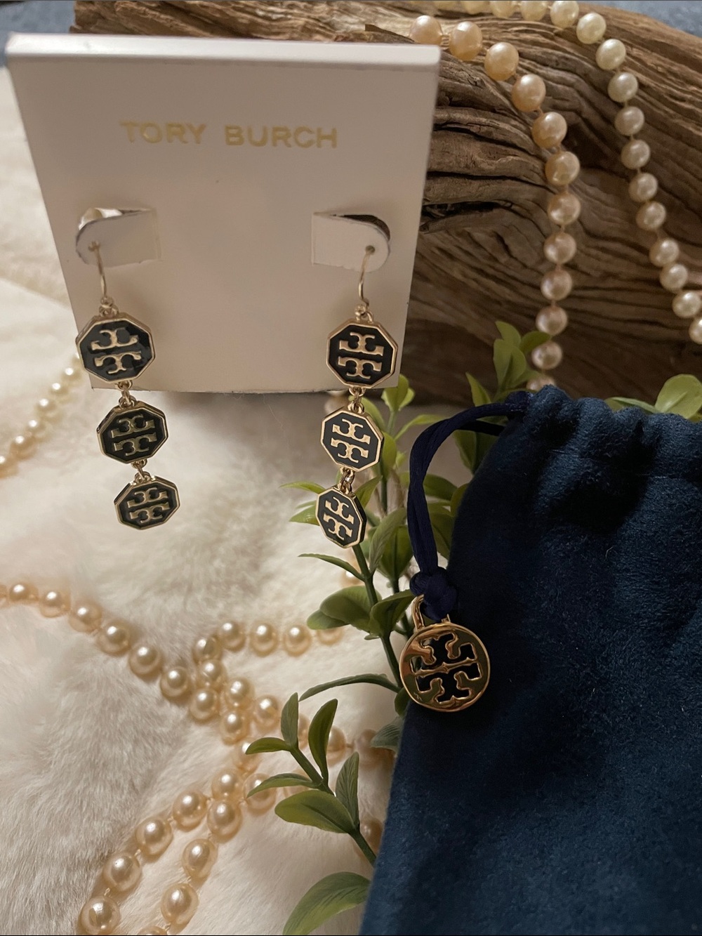 ⚜️Tory Burch Black and Gold Linked Logo Drop Earrings⚜️ - Picture 6 of 8